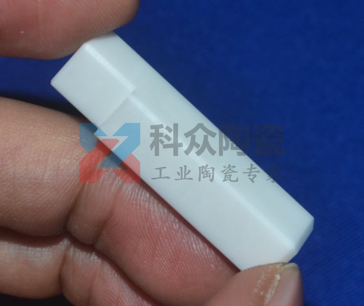 氧化鋯陶瓷在工業(yè)上會逐漸取代氧化鋁陶瓷嗎?